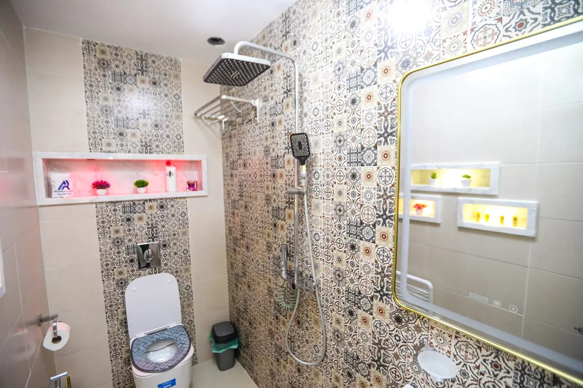 Salle de bain avec douche pluie