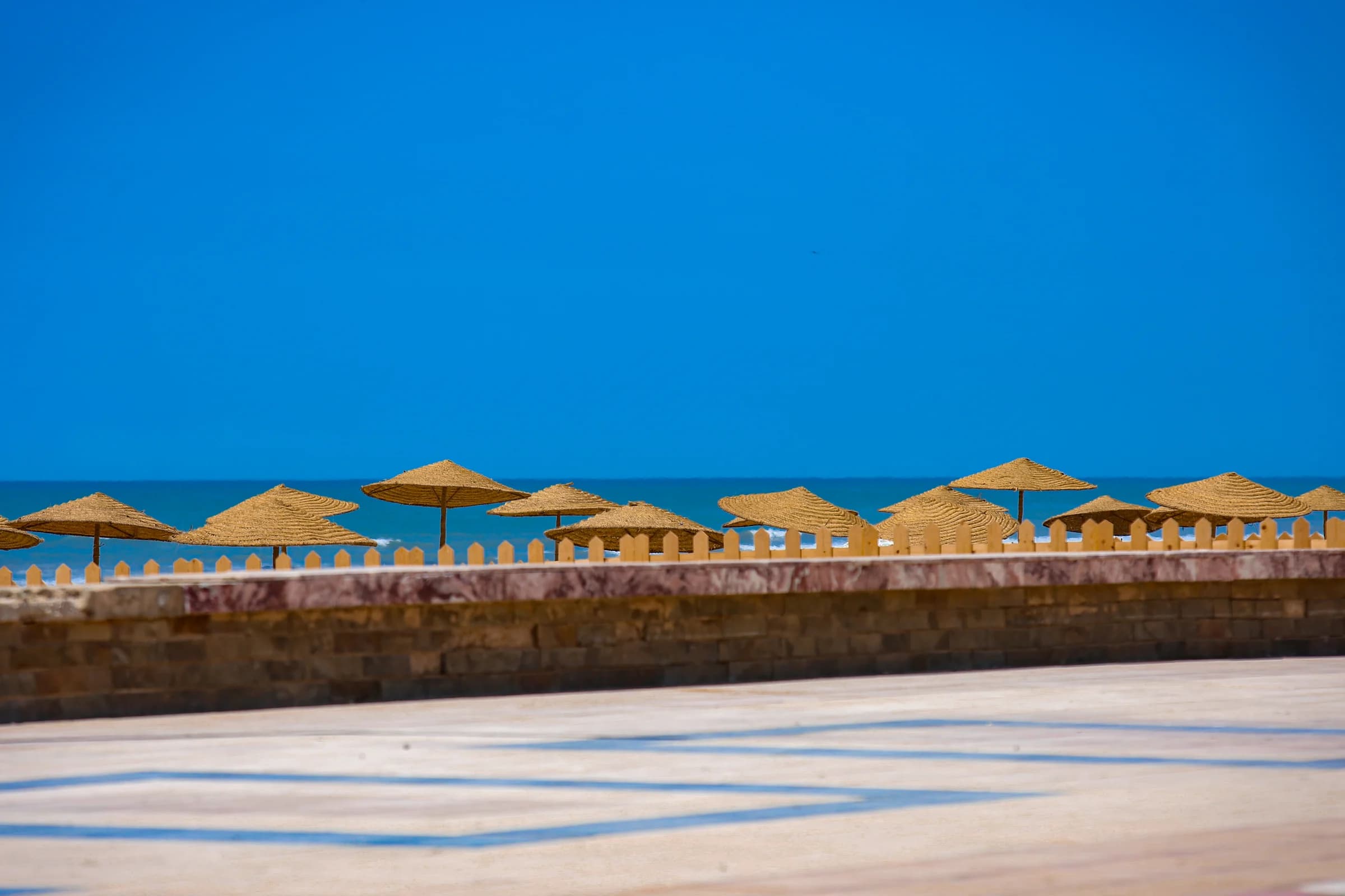 Un muret paisible au-dessus des vagues — El Ouatia, Tan-Tan, Morocco