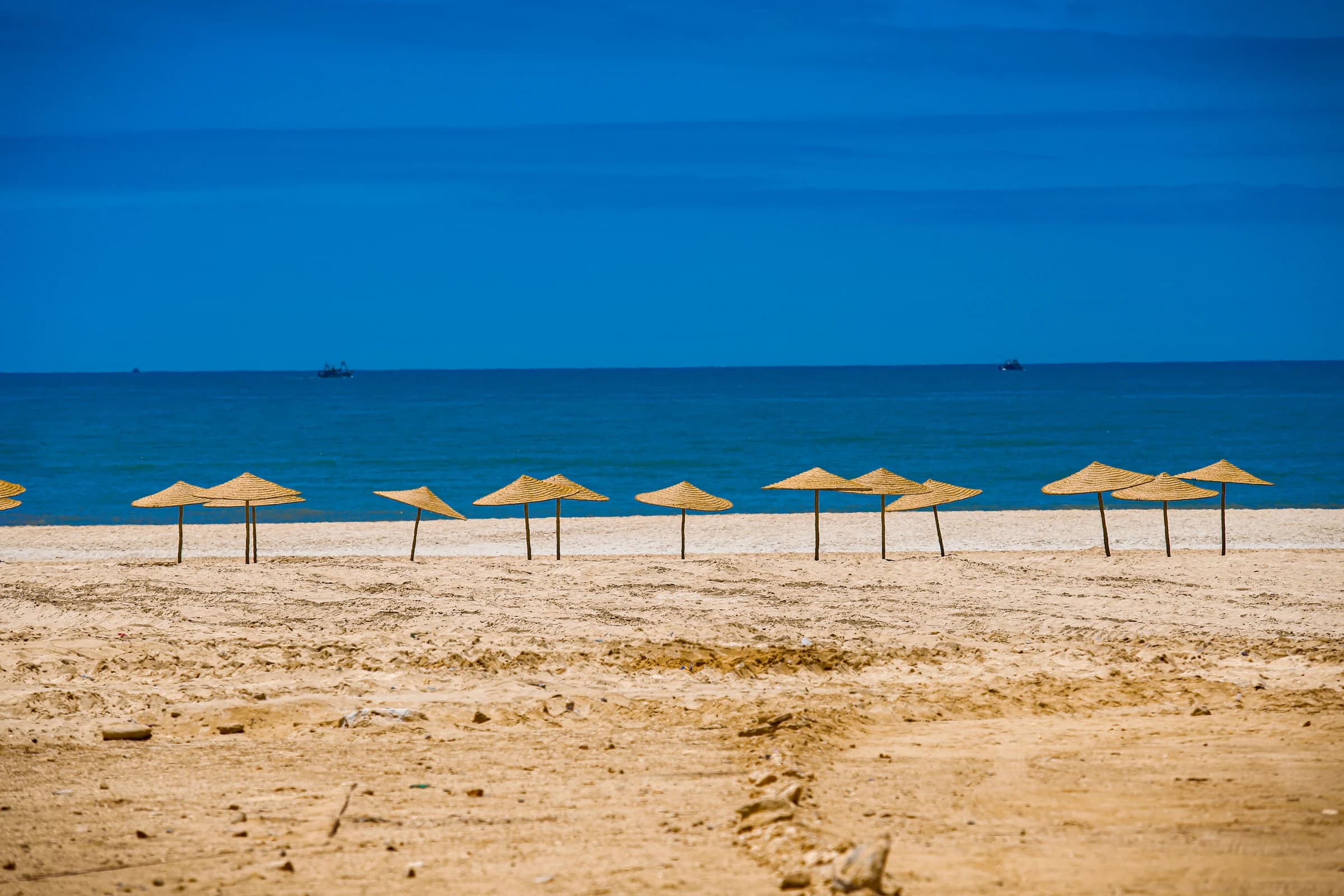 Des bateaux à l'horizon — El Ouatia, Tan-Tan, Morocco