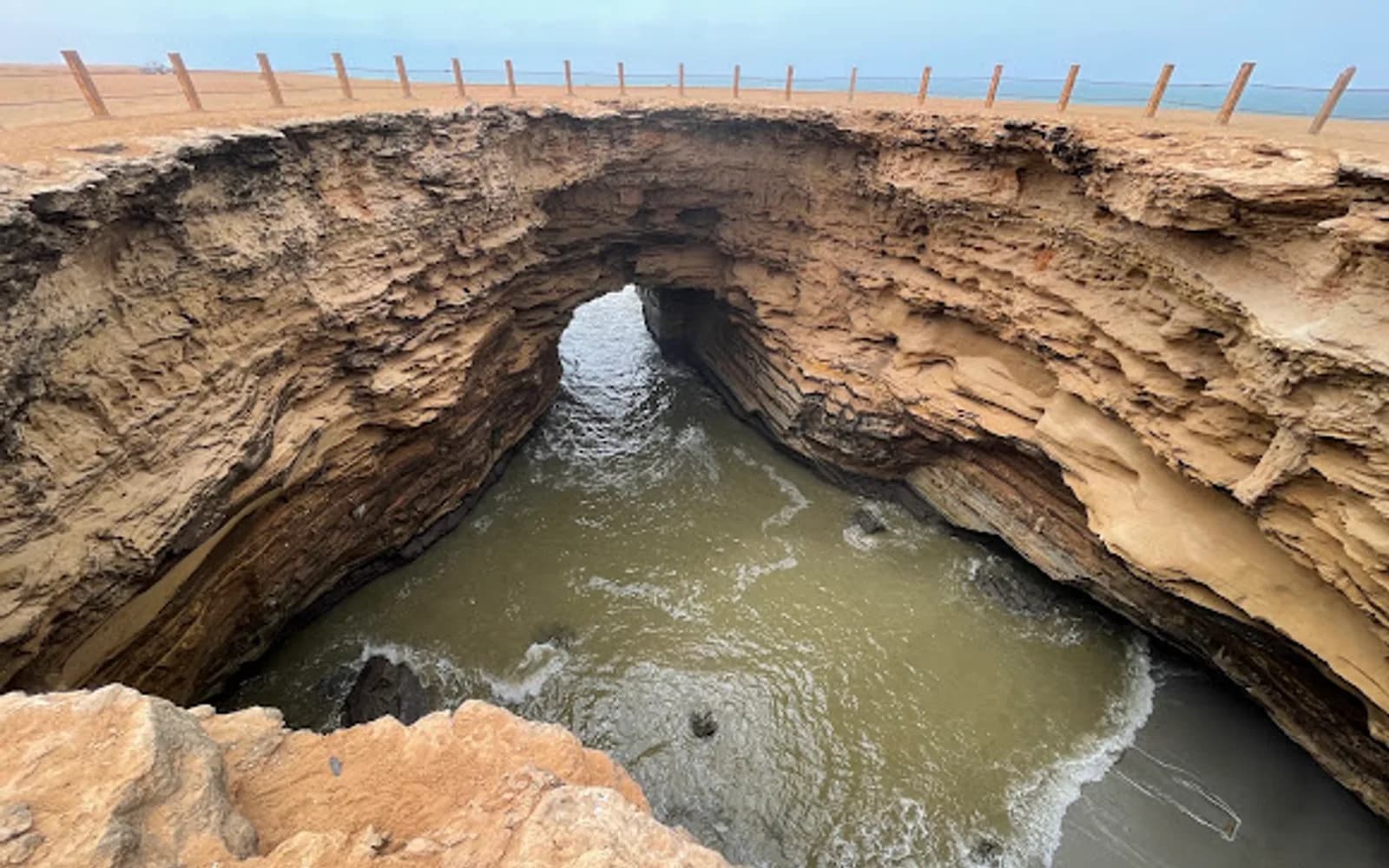 Le village d'Akhfennir en bord d'océan près du gouffre d'Ajab Allah, côte saharienne marocaine