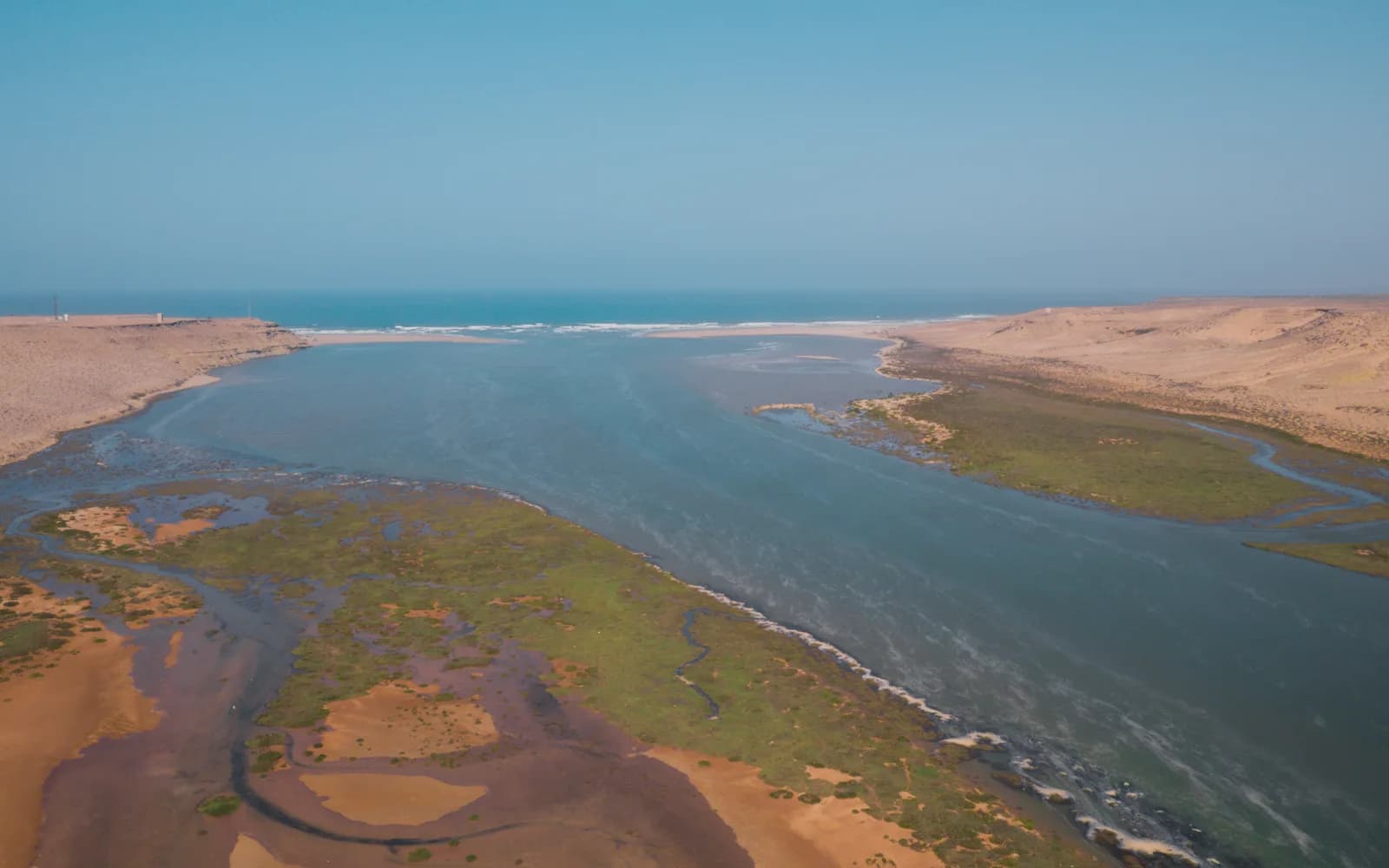 La plage de l'embouchure de l'Oued Drâa rencontrant l'Atlantique au nord d'El Ouatia